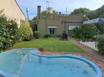 Casa · 141m² · 5 Ambientes · 2 Cocheras · Casa en Bella Vista, Jardin y Pileta