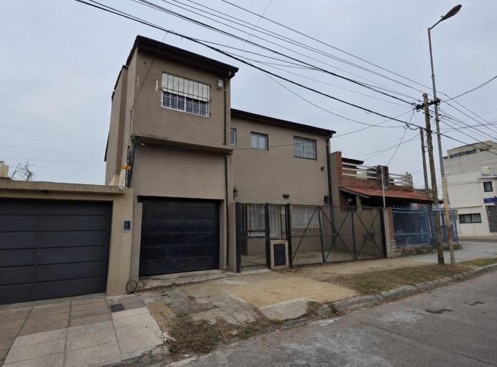 Casa · 85m² · 6 Ambientes · 3 Cocheras