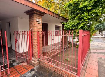 Casa · 131m² · 7 Ambientes · 1 Cochera · Se Vende Casa a m de Av Acosta Villafañez