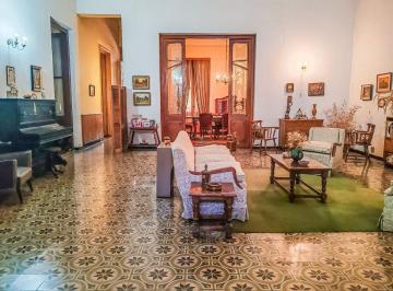 Casa · 327m² · 14 Ambientes · 1 Cochera · Gran Casa en Venta – Centro de Paysandu