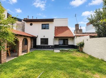 Casa · 173m² · 4 Ambientes · 3 Cocheras · Venta Casa 4 Ambientes Cochera Jardin Parrilla
