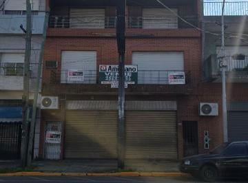 FRENTE DEL INMUBLE, SE PUEDE OBSERVAR LOCAL DE PLANTA BAJA , Y LOS DOS PH. EN LA PLANTA ALTA ( BIEN DIFERENCIADOS)U · Venta Local con Ofinas y Baño, Mas 2 Viviendas en Piso Superior! Ambientes Amplios y Luminosos!i