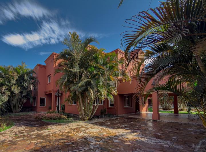 Casa · 800m² · 8 Ambientes · 4 Cocheras
