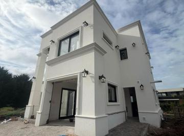 Casa · 280m² · 5 Ambientes · Casa en Venta - 4 Dorm. 4 Baños - Mar del Plata