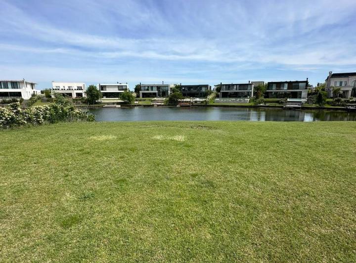 Terreno · 907m²
