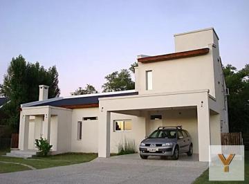 Casa · 240m² · 5 Ambientes · Casa en Venta - 4 Dorm. 4 Baños - Pilar