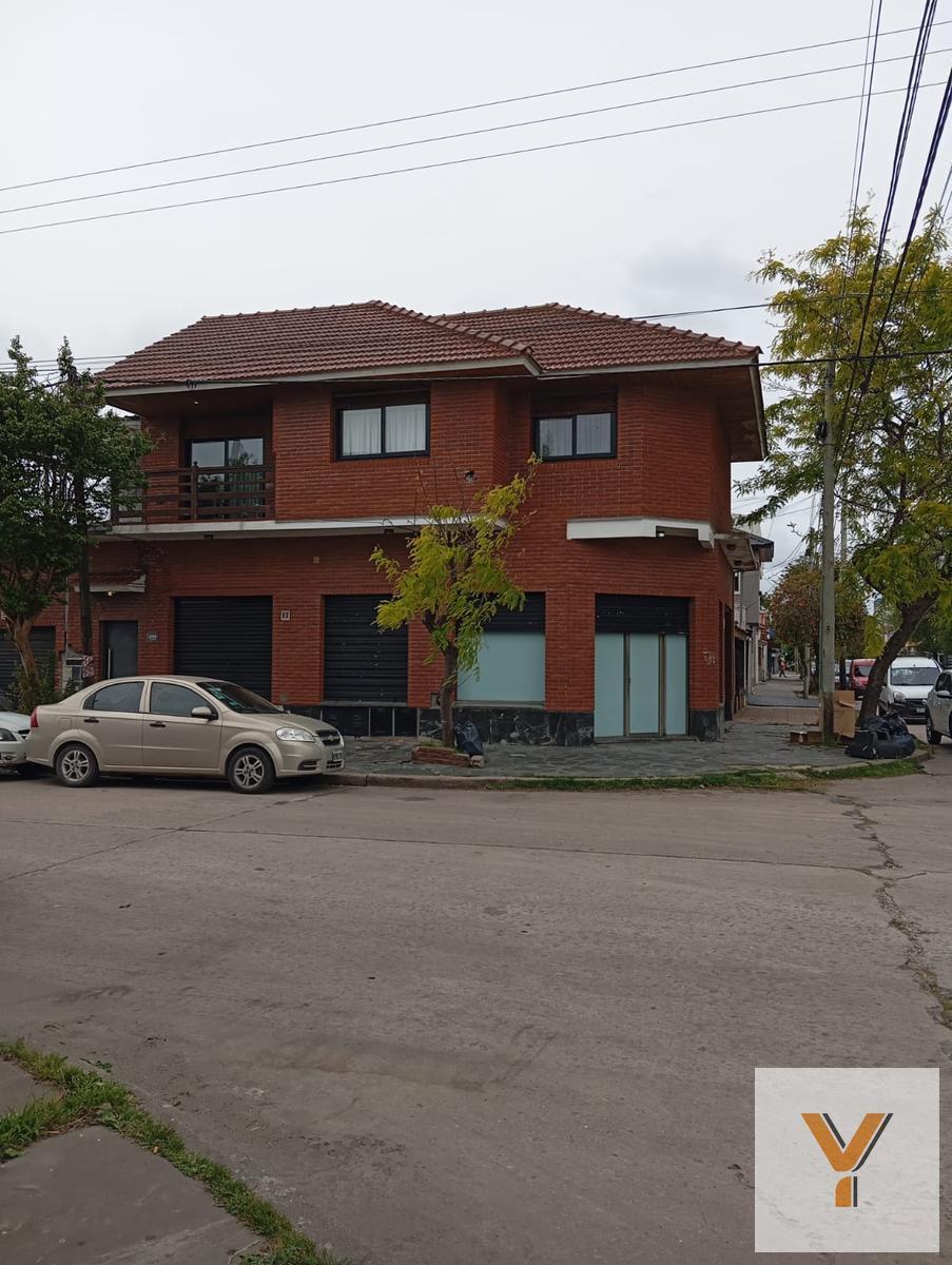 Casa de 2 dorm, 235m² con cochera y patio — 1° de Mayo y Almirante Brown