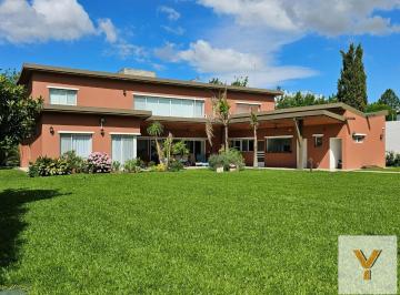 Casa · 425m² · 5 Ambientes · 2 Cocheras · Casa en Venta - 3 Dorm. 3 Baños - La Plata