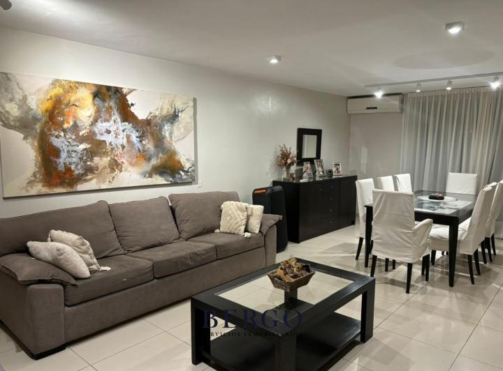 Casa · 200m² · 8 Ambientes · 2 Cocheras