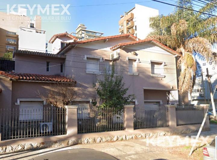 Casa · 450m² · 8 Ambientes · 3 Cocheras