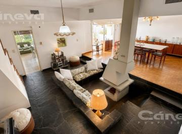 Casa · 320m² · 6 Ambientes · Impactante Residencia de 450 m² en Martínez | 4 Dorm, Gran Jardín y Cochera Para 4 Autos
