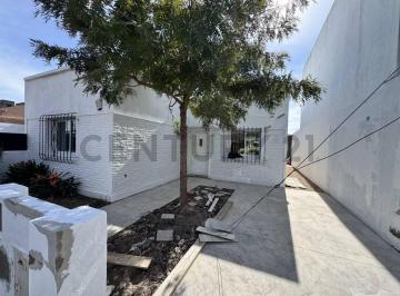 Casa · 75m² · 3 Ambientes · 1 Cochera · Casa Reciclada a Nuevo en City Bell | 2 Dorm., Parque y Pileta