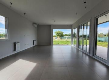 Casa · 148m² · 5 Ambientes · 2 Cocheras · Casa en Venta en Haras del Sur III