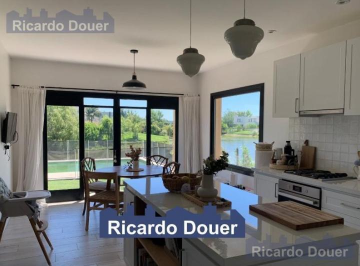 Casa · 250m² · 6 Ambientes · 2 Cocheras