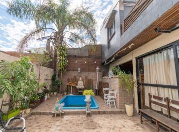 Casa · 101m² · 6 Ambientes · 1 Cochera · Casa en Venta Dos Dorm Quincho en B. Tiro Suizo