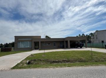 Casa · 164m² · 6 Ambientes · 2 Cocheras · Casa en Alquiler en Miralagos