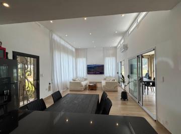 Casa · 164m² · 6 Ambientes · 2 Cocheras · Casa en Alquiler Anual en Miralagos