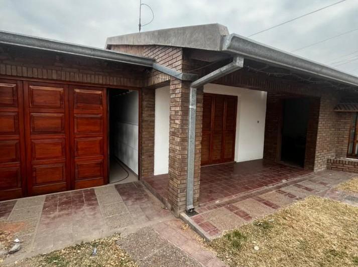 Casa · 130m² · 3 Dormitorios · 2 Cocheras
