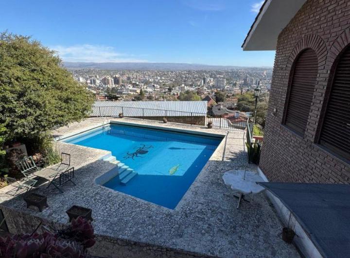 Casa · 404m² · 4 Ambientes · 2 Cocheras