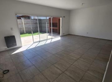 Casa · 95m² · 3 Dormitorios · 1 Cochera · Alquilo Casa 3dorm en Claros Village/claros del Bosque, Patio con Asador