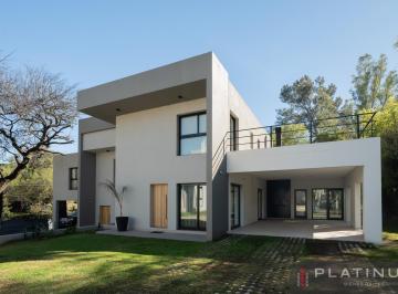 Casa · 257m² · 8 Ambientes · 3 Cocheras · Casa en Venta de 3 Dorm. con Cochera Doble - La Carolina