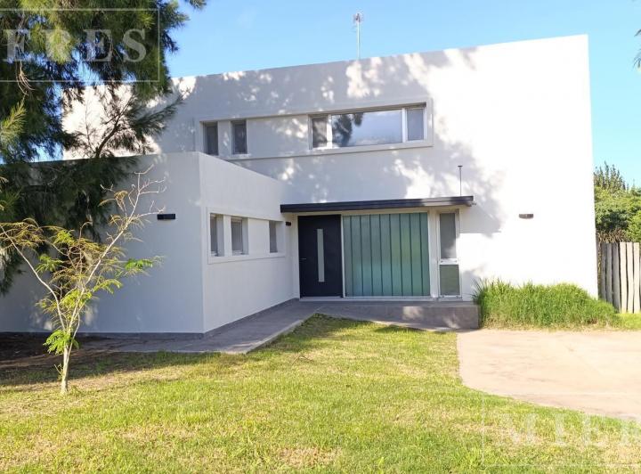 Casa · 199m² · 4 Ambientes · 2 Cocheras