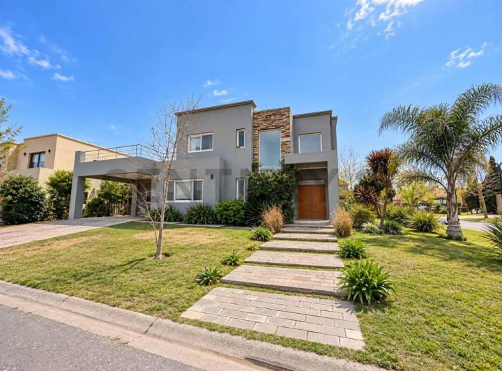 Casa · 300m² · 4 Ambientes · 2 Cocheras