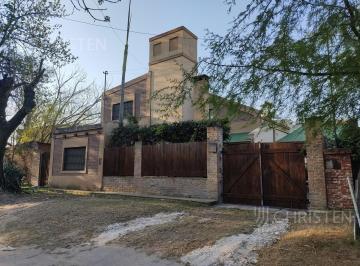 Quinta vacacional · 150m² · 6 Ambientes · 2 Cocheras · Quinta en Venta en Colastiné.