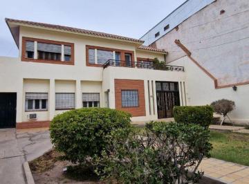 Casa · 317m² · 8 Ambientes · 2 Cocheras · Venta Casa y Depto Centrico, Gran Terreno, Capital