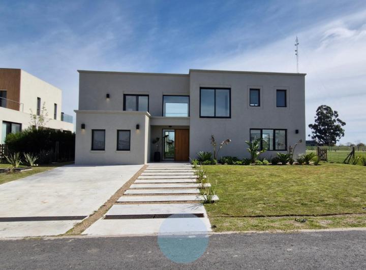 Casa · 244m² · 6 Ambientes · 2 Cocheras