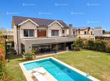 Casa · 260m² · 5 Ambientes · 3 Cocheras · Casa en Venta en Barrio Vistas Puertos 5 Ambientes