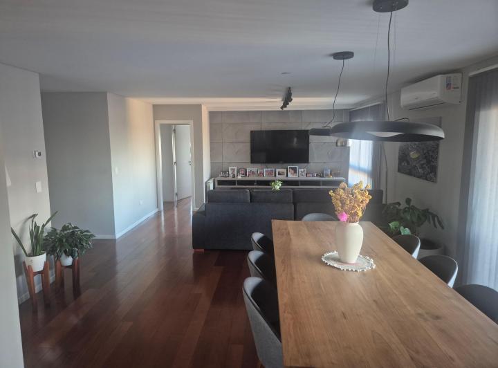 Casa · 290m² · 10 Ambientes · 2 Cocheras