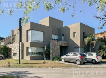 Casa · 232m² · 5 Ambientes · 4 Cocheras · Casa en Venta - Lote Interno - Barrancas de San Jose