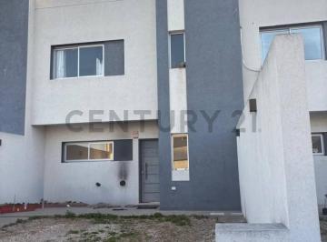 Casa · 80m² · 3 Ambientes · 2 Cocheras · 140 Entre 36 y 37. Dúplex en Venta 2 Dorm.