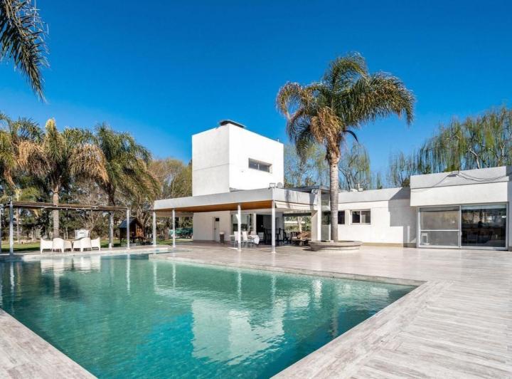 Casa · 354m² · 7 Ambientes · 2 Cocheras
