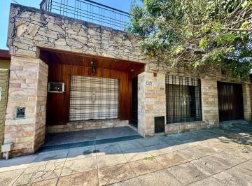 Casa · 130m² · 3 Ambientes · 1 Cochera · Casa en Ituzaingó de 3 Ambientes con Patio Apta Credito