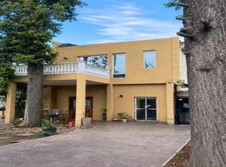 Casa · 800m² · 4 Ambientes · 3 Cocheras