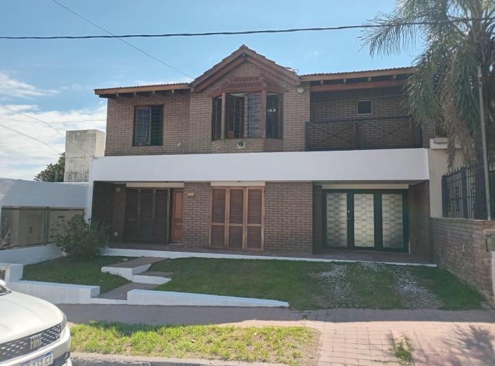 Casa · 4 Dormitorios · 2 Cocheras