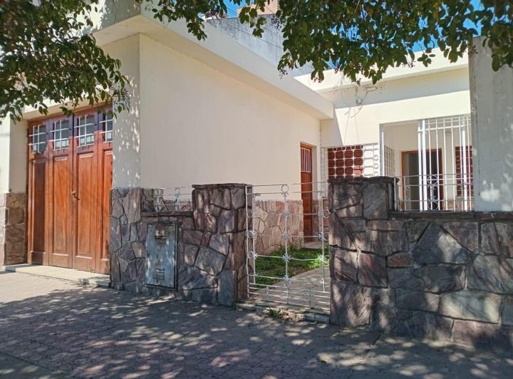 Casa · 2 Dormitorios · 1 Cochera