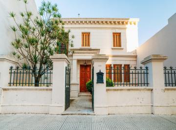 Casa · 233m² · 4 Dormitorios · 2 Cocheras · Casa de Época en El Centro