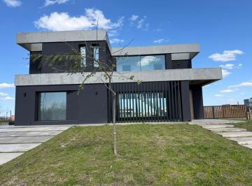 Casa · 192m² · 4 Ambientes · 5 Cocheras · Amarras 200