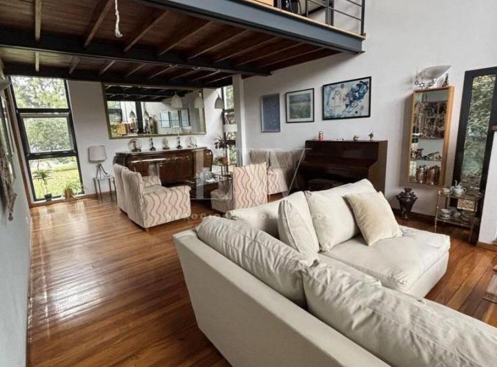Casa · 300m² · 6 Ambientes · 2 Cocheras
