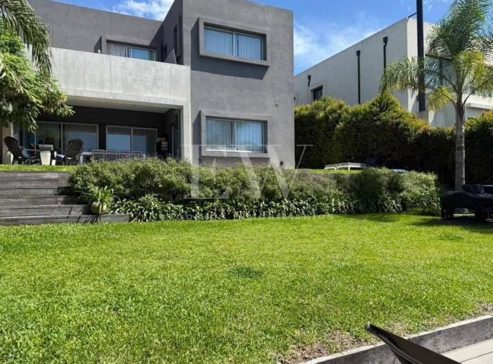 Casa · 440m² · 7 Ambientes · 4 Cocheras