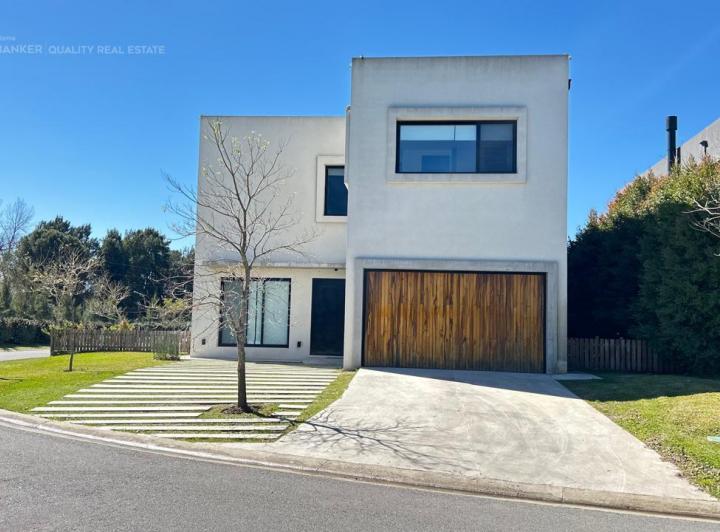 Casa · 460m² · 7 Ambientes · 4 Cocheras