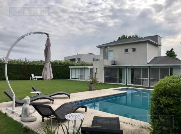Casa · 290m² · 6 Ambientes · 2 Cocheras · Casa en Venta Sobre Lote Interno en Barrio Las Lomas Haras Santa Maria, Loma Verde