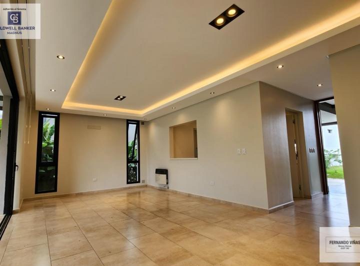 Casa · 390m² · 5 Ambientes · 2 Cocheras
