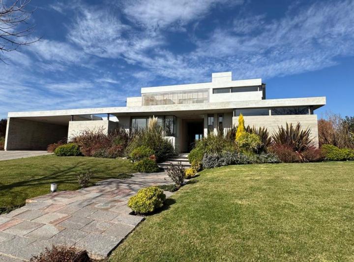 Casa · 503m² · 7 Ambientes · 2 Cocheras
