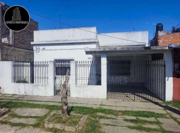 Casa de 3 ambientes, Tres de Febrero · Casa 3 Ambientes C/ Garaje, Patio y Quincho - Apta Credito - Lote Propio