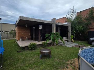 Casa · 90m² · 2 Dormitorios · 1 Cochera · Casa en Puerto Tirol