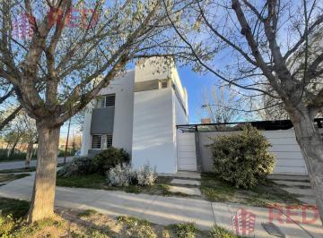 PH · 109m² · 5 Ambientes · 1 Cochera · Vende Casa 3 Dorm. - B° Las Viñas, Cipolletti
